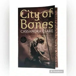 City of Bones by Cassandra Clare Book 1 of The Mortal Instruments‎
